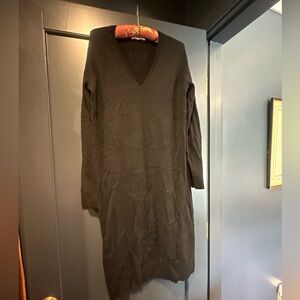 Everlane midi vneck cashmere dress, medium